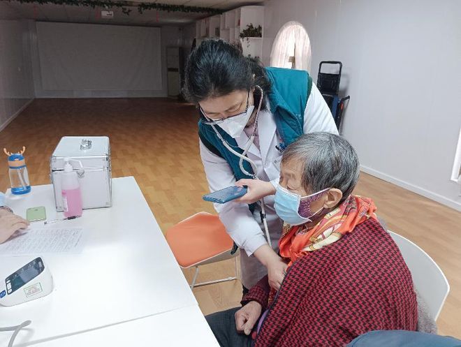 春风吹暖社区心 火二公司社区开展“弘扬志愿精神、学雷锋送义诊”活动，营养健康咨询惠及居民