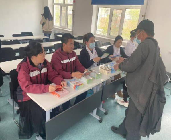 扎赉诺尔区卫生健康委员会开展食品营养日、家庭医生签约宣传活动